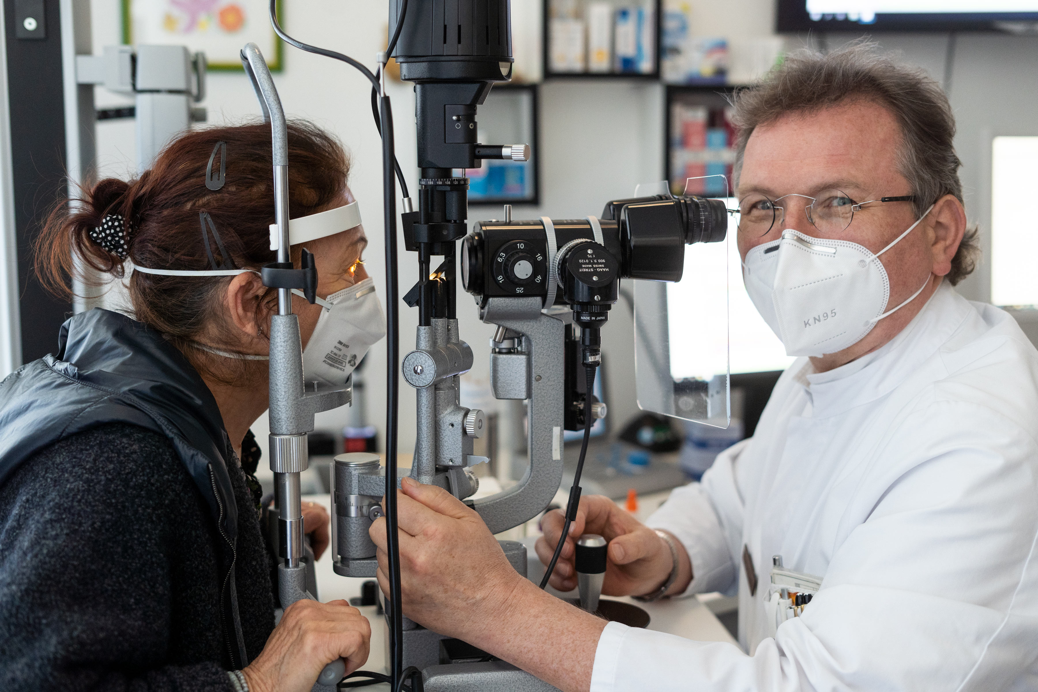 Prof. Seitz during the examination at the slit lamp