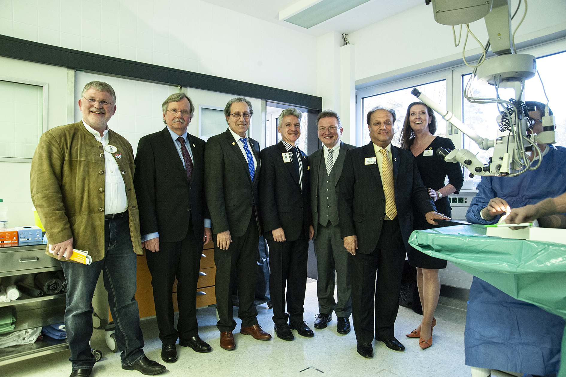 Photo de groupe de l'ouverture du centre Klaus Faber pour les maladies de la cornée, y compris la banque de cornées LIONS
