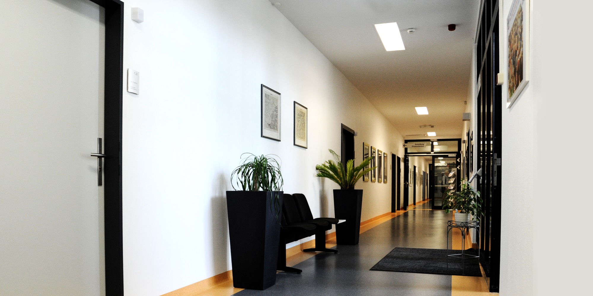 Vue sur le couloir menant aux salles de consultation de la clinique ophtalmologique de Homburg/Saar.
